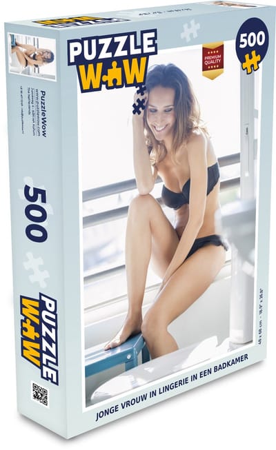 Puzzel Jonge vrouw in lingerie in een badkamer - Legpuzzel - Puzzel 500 stukjes