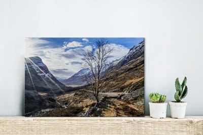 Canvas Schilderij Zonnestralen boven de enorme Ben Nevis in Schotland - 30x20 cm - Wanddecoratie