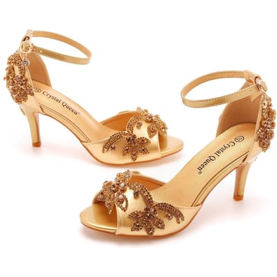 Sandalen met hoge hak van 7 cm, open mond, gesp in één vorm, grote maat, ronde neus, hoge hakken met gouden strass steentjes, slanke hak. 37 beige