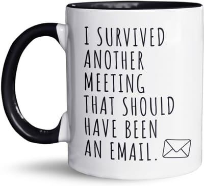 Grappige Mok 325 ml “I Survived Another Meeting That Should Have Been an Email” – Keramische Koffiemok / Theebeker – Humor Cadeau voor Collega’s & Kantoor – Dubbelzijdig Bedrukt – Vaatwasser- en Magnetronbestendig