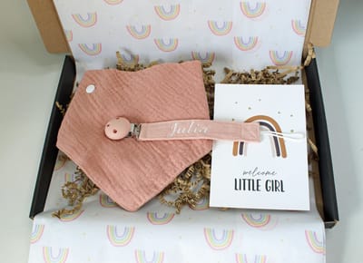 Brievenbus cadeau Welcome Little Girl - kraam cadeau - cadeau baby - slabber - speenkoord met naam - cadeau met naam