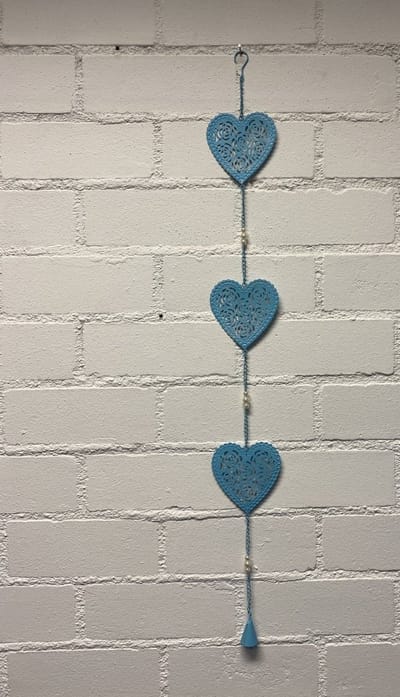 Decoratieve metalen hanger met 3 harten + bel - blauw - lengte 82x10x10cm - Woonaccessoires - Decoratieve hangers