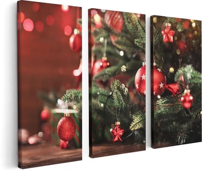 Artaza Canvas Schilderij Drieluik Kerstboom Met Rode Lichtjes En Kerstballen - 120x80 cm - Wanddecoratie Woonkamer - Schilderijen - Muurdecoratie