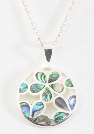 Ronde opengewerkte zilveren hanger met abalone schelp aan ketting