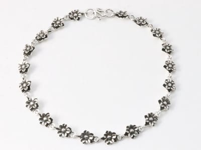 Zilveren enkelband met bloemen