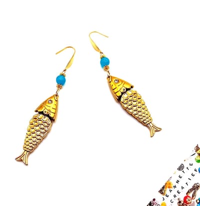Jeannette-Creatief® - Beach - Oorbellen Sardientjes Goud Blauw - Sardientjes - Sardines - Natuursteen Aquablauwe Jade - Oorbellen met Vissen - Fish - Vissen - Big Fish - Grote Oorbellen - Big Earrings - Mermaidcore - Griekse Stijl - Boho Chic
