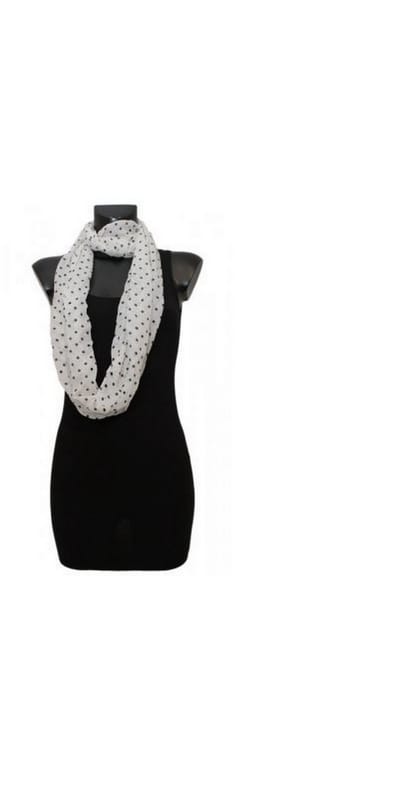 Colsjaal wit met navy blauwe stippen