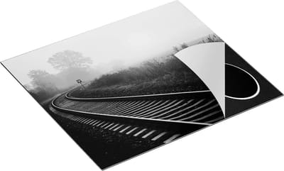 Chefcare Inductie Beschermer Spoorweg Rails tijdens de Herfst met Mist - Zwart Wit - 60x50 cm - Afdekplaat Inductie - Kookplaat Beschermer - Inductie Mat