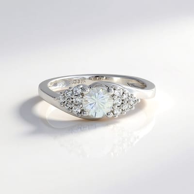 Cavill - Zilveren Damesring - 925 Sterling Zilver - Cambodjaanse Zirkoon 0 657ct en Halo Zirkonen 0 194ct - Glanzend Halo Design - Elegant en Tijdloos