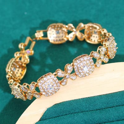 Europese en N Mode Exquise Zirkonia Sieraden met Saffier Flits Diamant Verguld Witte Dames Armband beige