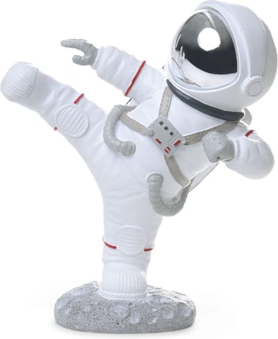 BRUBAKER Decoratieve figuur astronaut in karate pose - High Kick - 19 cm Spaceman ruimtefiguur met verchroomde helm - handbeschilderd modern ruimtevaartbeeld - zilver en wit