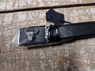 RR22-70.z.zw : zwart leren riem, zwarte ossenkop buckle, messingkl zijde, 125cm
