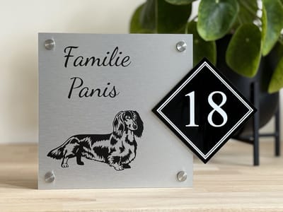 Naambordje / huisnummer voordeur | Langharige teckel | Dachshund | 20x28.5cm | Rvs afstandhouders