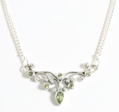 Fijne zilveren ketting met peridoot