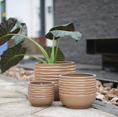STILVORA Bloempot – Ø 20 cm – Handgemaakt Keramiek – Lichtbruin – Voor Binnen en Buiten – Met Afwateringsgat en Geribbelde Structuur