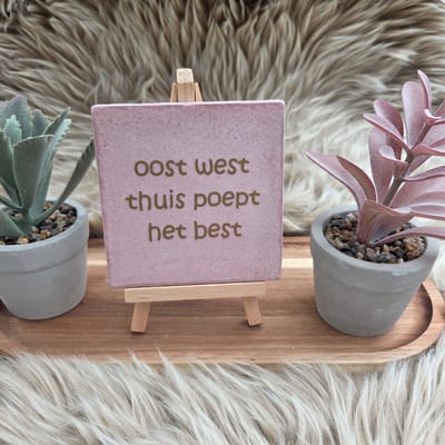 Robuust wenstegeltje “oost west thuis poept het best” – Keramiek 10x10 cm – Humoristische Wanddecoratie & Cadeau – Cadeau vrienden,zomaar – Humor tegeltje - Grappige tekst tegel – Trendy nu – Decoratief Tegeltje met Standaard – Cadeau Idee