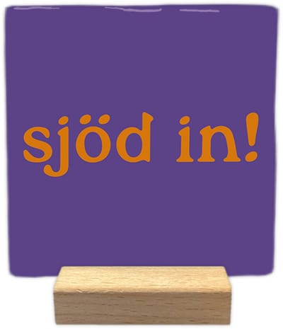 Sjöd in! - Keramische decoratie tegel - incl. houten presenteerblok