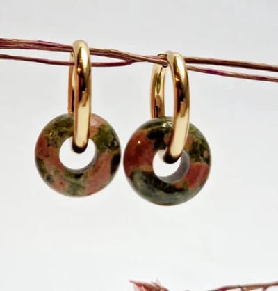 Oorringen met Donut hanger - Unakiet - Groen/Roze (half)edelsteen - Stainless Steel - goudkleurige oorbellen met hanger