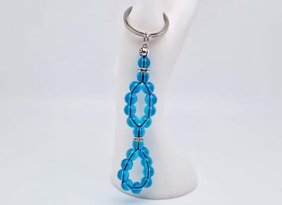 Handgemaakte Vis sleutelhanger van natuursteen " Blauwe kwarts" en metaal - diameter kralen 8mm - Aantal stenen21- Een mooi cadeau-idee en een bijzonder aandenken