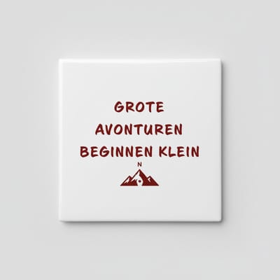 Inspirerende Quote Keramische Tegel “Grote Avonturen Beginnen Klein” – Berg Design Wanddecoratie – 15 x 15 cm