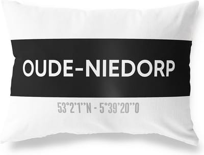 Tuinkussen OUDE-NIEDORP - NOORD-HOLLAND met coördinaten - Buitenkussen - Bootkussen - Weerbestendig - Jouw Plaats - Studio216 - Modern - Zwart-Wit - 50x30cm