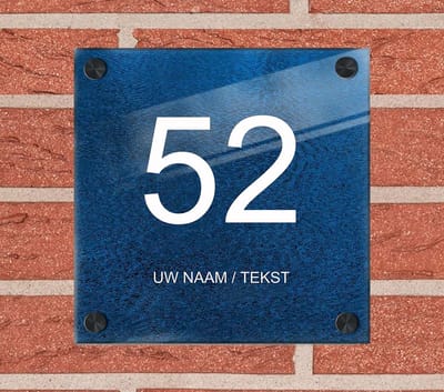Naambordje voordeur plexiglas 25x25x0,5 cm met mat zwart afstanhouder model 1120 - Huisnummerbordje, naambordjes, naambordje huis, naamplaatjes, huisnummer bordje, originele naambordjes voordeur, huisnummerbord met naam, originele huisnummer bord