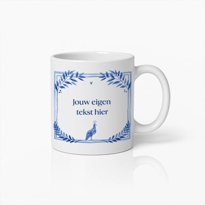 Gepersonaliseerde Delfts Blauwe Mok 330ml – Voeg Je Eigen Tekst Toe – Aangepaste Nederlandse Design Beker met Pauw Motief – Perfect Cadeau voor Elke Gelegenheid