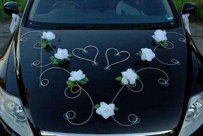 Bruiloft Autodecoratie - Huwelijk Auto Versiering - Auto Aankleden - Handgemaakte Kunstbloemen - 7 Rozen 4 Rotan - Wit