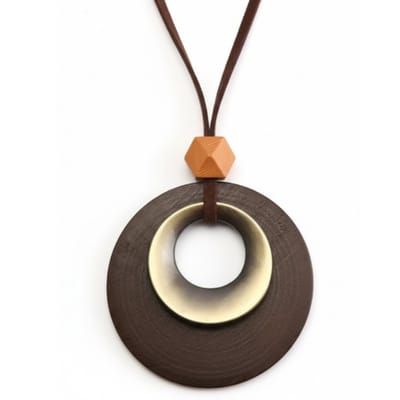 Bruine ketting met ronde houten hanger – ketting voor dames – koordketting met geometrisch accent en natuurlijke uitstraling