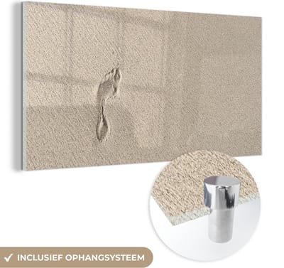 MuchoWow® Glasschilderij 120x60 cm - Schilderij acrylglas - Zand - Strand - Voetstafdruk - Foto op glas - Schilderijen