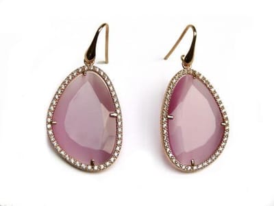 model Belinda oorringen in zilver gezet met roze steen en cubic zirconia