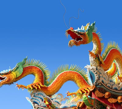 Chinese draak bij de tempel van de liggende Boeddha - Fotobehang (in banen) - 250 x 260 cm