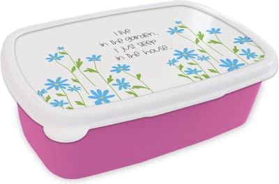 Broodtrommel Roze - Lunchbox - Brooddoos - I live in the garden I just sleep in the house - Spreuken - Quotes - 18x12x6 cm - Kinderen - Meisje