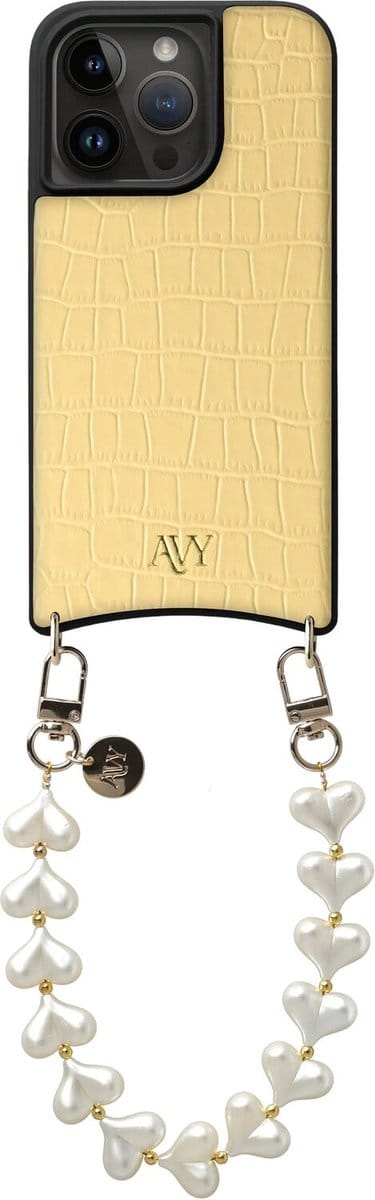 AVY Leren Hoesje Geschikt voor Apple iPhone 15 Pro | Compatibel met MagSafe | Leather Case met Telefoonkoord | Polsband | Croco Geel | Cupid Pearl