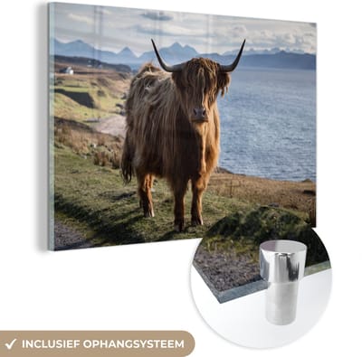 MuchoWow® Glasschilderij 120x80 cm - Schilderij acrylglas - Schotse Hooglander - Bergen - Zee - Foto op glas - Schilderijen