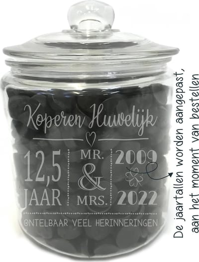 Snoeppot/voorraadpot KOPEREN HUWELIJK 12,5 jaar GETROUWD. Zonder drop. Cadeau-bruiloft-trouwdag. De snoeppot/voorraadpot is gemaakt van dik sterk glas. Het formaat is 21cm incl. deksel, 13,5cm doorsnede, inhoud 2 liter. Zonder drop.