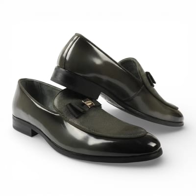 Olijfgroene herenloafers met textuur aan de voorkant en iconische gesp en strik.