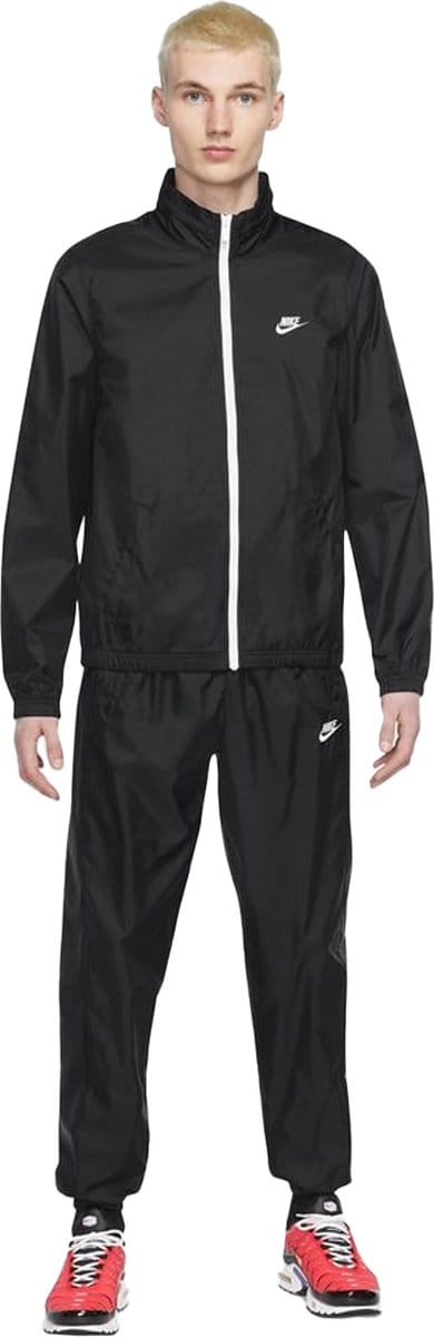 Nike sportswear club men's lined woven trainingspak in de kleur zwart.