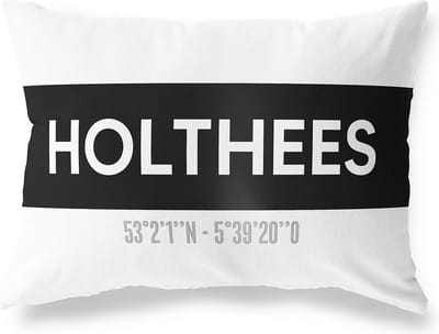 Tuinkussen HOLTHEES - NOORD-BRABANT met coördinaten - Buitenkussen - Bootkussen - Weerbestendig - Jouw Plaats - Studio216 - Modern - Zwart-Wit - 50x30cm