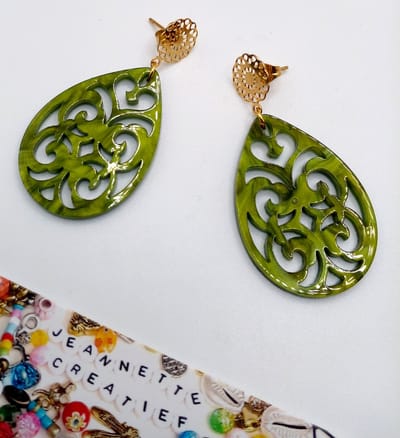 Jeannette-Creatief® - Resin - Druppel Barok Groen - Groene Oorbellen - Olijfgroene Oorbellen - Druppel Oorbellen - Resin Oorbellen - Dames Oorbellen - Olijfgroen - Olivegreen - Groen - Olijf - Groene Oorbellen - Sieraden - Herfstlook