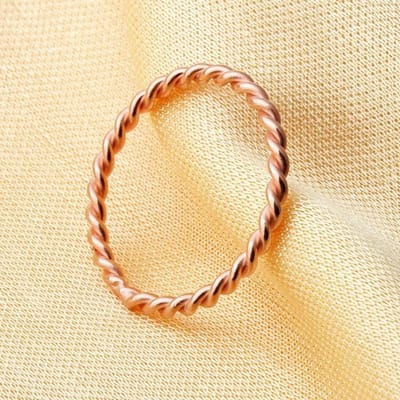 Hoge Kwaliteit 2,5 mm Mode Kleine Roségoudkleur Gedraaid Roestvrij Staal voor Dames Bruiloftsfeest Ring Sieraden 10 beige