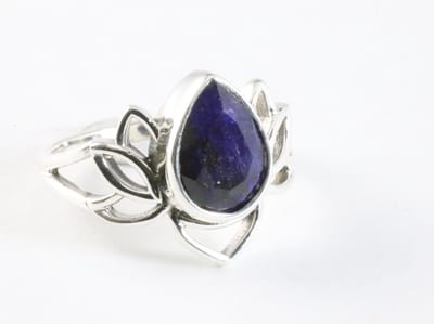 Opengewerkte zilveren lotus bloem ring met blauwe saffier - maat 16
