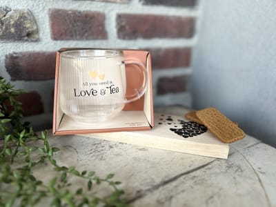 Creaties van Hier - Cadeaupakket Theeglas met Plankje - All you need is love & Tea - Glas - Hout - Valentijnsdag