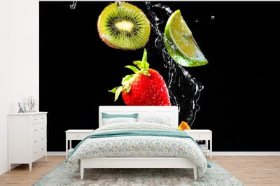 Behang - Fotobehang Fruit - Water - Zwart - Stilleven Aardbei - Kiwi - Breedte 320 cm x hoogte 240 cm