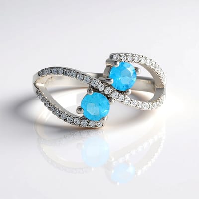 Cavill - Zilveren Ring Platina Geplateerd - Neon Blauwe Apatiet 0,57 ct Rond Slijpsel - 47 Zirkonia Pavé - Modern Design - Exclusieve Sieraden