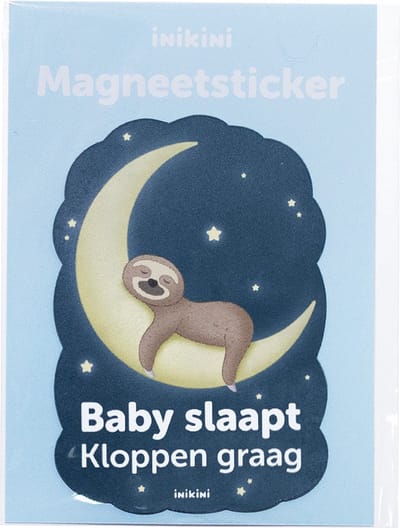 Magneetsticker - Baby Slaapt Kloppen Graag - Luiaard - Deur decoratie - Kraamcadeau - Deursticker - Dieren - Baby cadeau - inikini