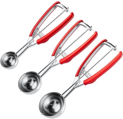 GELLDG IJsschepset met veerhendel – 3-delige set – 4 / 5 / 6 cm – IJsscheppen – Roestvrijstalen deegscheppen & bolletjesscheppen – Materiaal: RVS 304 – Ideaal voor ijs, meloenbolletjes, aardappelpuree, deeg & gebak – Rood