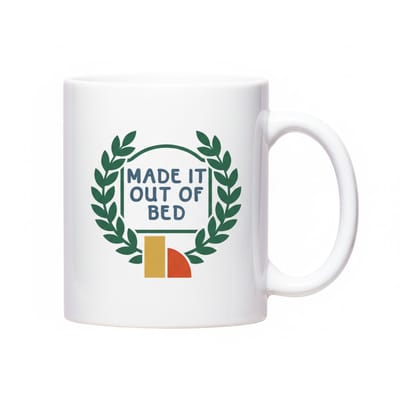 Motivatie Mok 'Made It Out of Bed' - Grappige Tekst Koffie/Thee Beker - 330 ml - Cadeau voor Slaapkoppen & Vroege Vogels