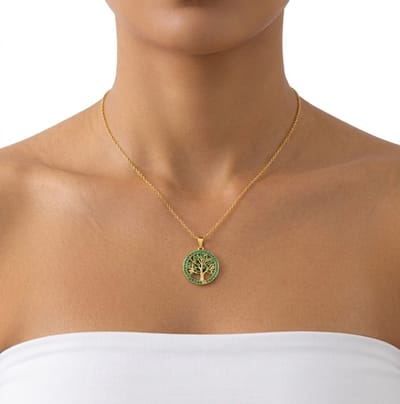 Goudkleurige ketting voor dames – levensboom hanger met groene accenten – elegante ketting met ronde hanger en fijne schakel ketting