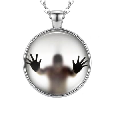 Zilverkleurige ketting voor heren met ronde hanger – silhouet van persoon achter glas – fantasie design